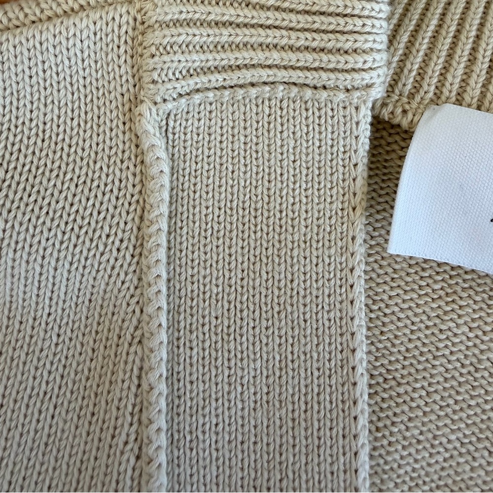 AMI Paris Men's
Tonal Heart
Cardigan in Cream - Picture 4 of 11